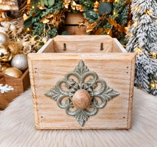 Drevený box na aranžovanie s ornamentom 16 × 14,5 cm